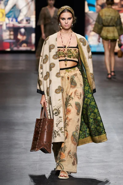 Look 18